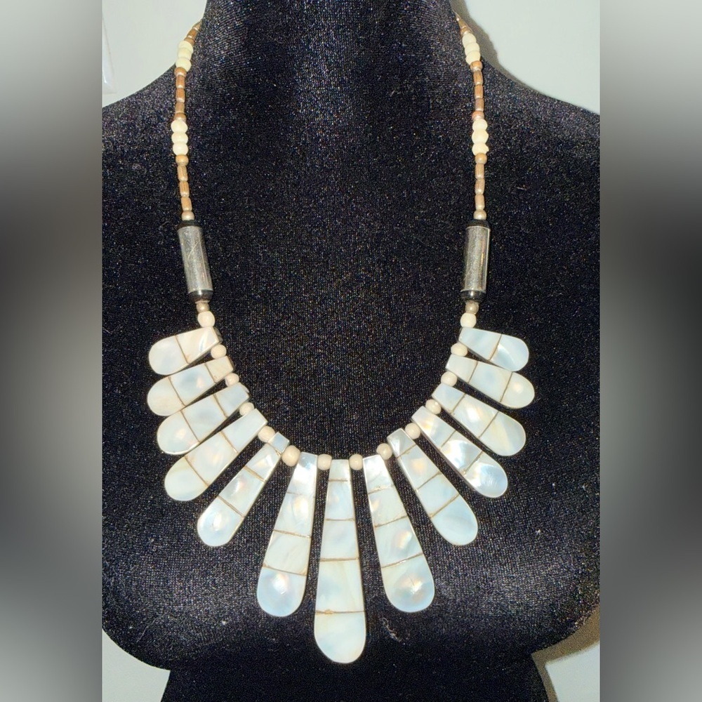 Vintage Mother of Pearl artisanal bib necklace, elegant and unique
Barrel clasp - Picture 3 of 5